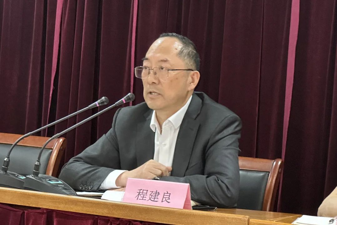 Changshu Polyester tau txais lub rooj sib tham rau theem nrab qib cadres, engineering thiab cov neeg ua hauj lwm, thiab cov neeg ua lag luam